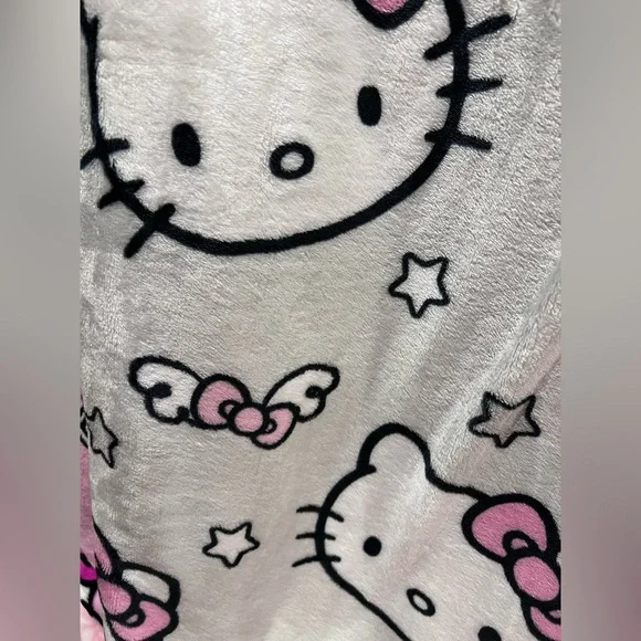 50 x 70“ Hello Kitty Plush Throw! 😻🎀 - Picture 2 of 4